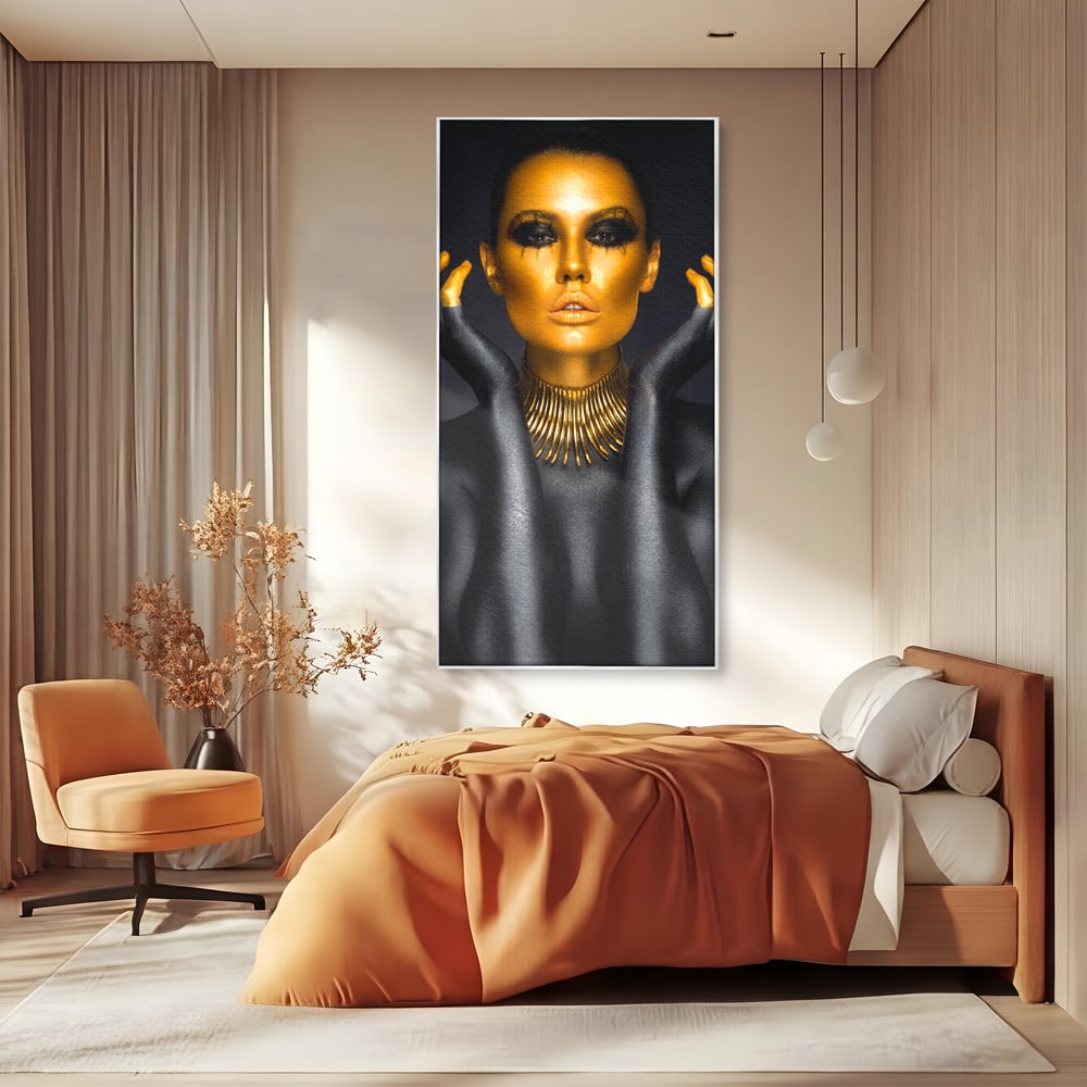 Tablou canvas cu tablou portret femeie aurie, in rama de aluminiu argintiu, pe perete intr-un dormitor